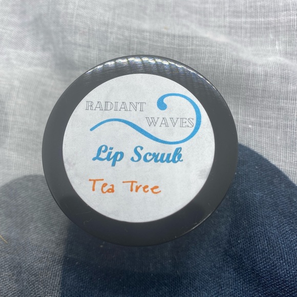 *CLEARANCE* Set of 3 handcrafted tea tree lip scrubs 1oz size - Picture 2 of 4
